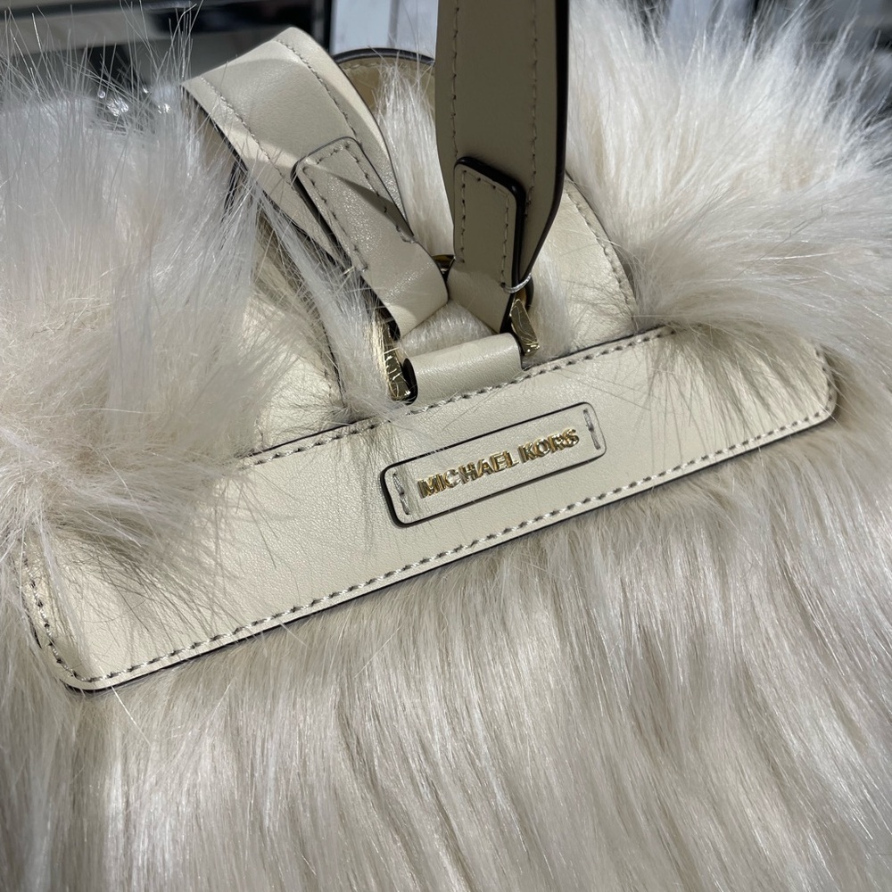 MICHAEL KORS Quinn Medium Flap Faux Fur Backpack
Natural 
NWT 
Live Style - Picture 15 of 16